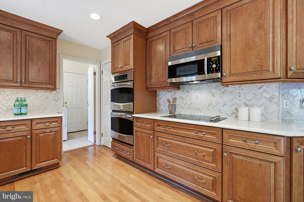 Image 9 of property listing at 4609 JASMINE DR, Rockville, MD 20853