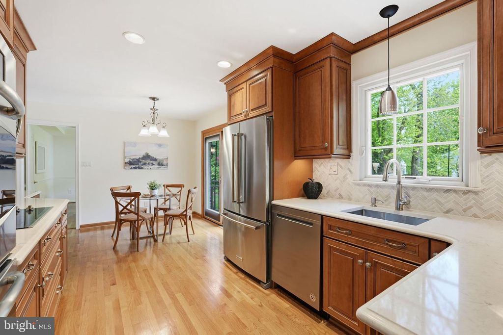 Image 10 of property listing at 4609 JASMINE DR, Rockville, MD 20853