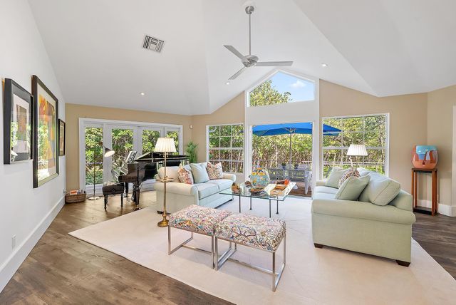 105 Harbor Way, Jupiter Island, FL 33455