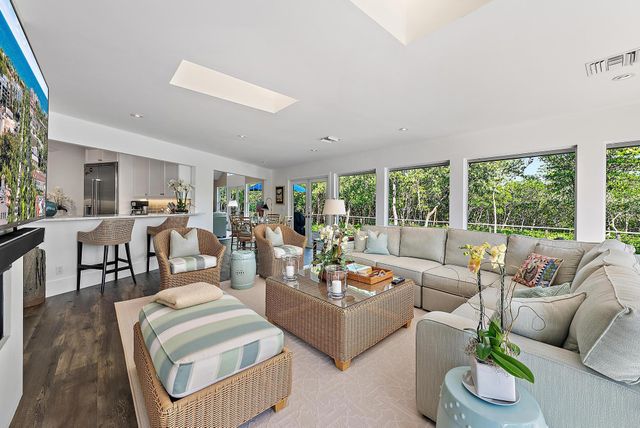 105 Harbor Way, Jupiter Island, FL 33455