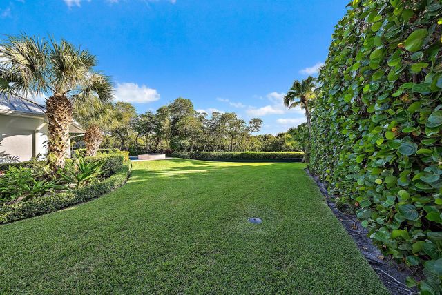 105 Harbor Way, Jupiter Island, FL 33455