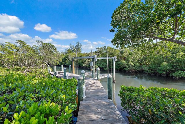 105 Harbor Way, Jupiter Island, FL 33455