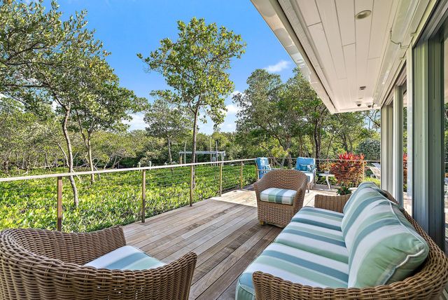 105 Harbor Way, Jupiter Island, FL 33455