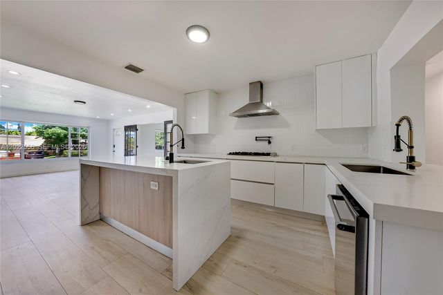 716 SW 5th Ave, Hallandale Beach, FL 33009