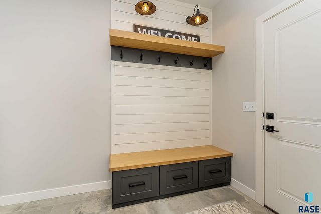 8216 E Ladyslipper Cir Circle, Sioux Falls, SD 57110