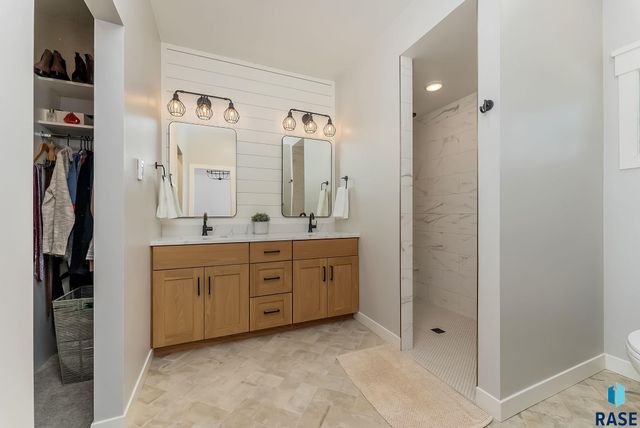 8216 E Ladyslipper Cir Circle, Sioux Falls, SD 57110