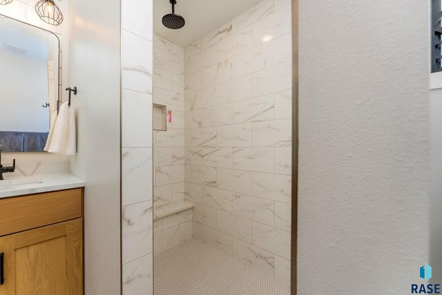 8216 E Ladyslipper Cir Circle, Sioux Falls, SD 57110