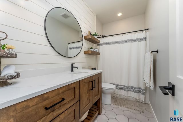 8216 E Ladyslipper Cir Circle, Sioux Falls, SD 57110