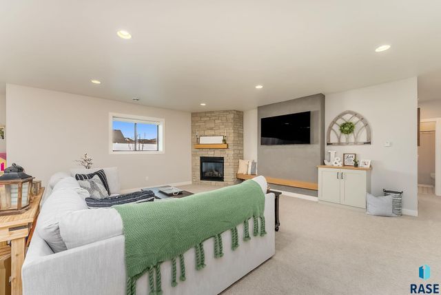 8216 E Ladyslipper Cir Circle, Sioux Falls, SD 57110