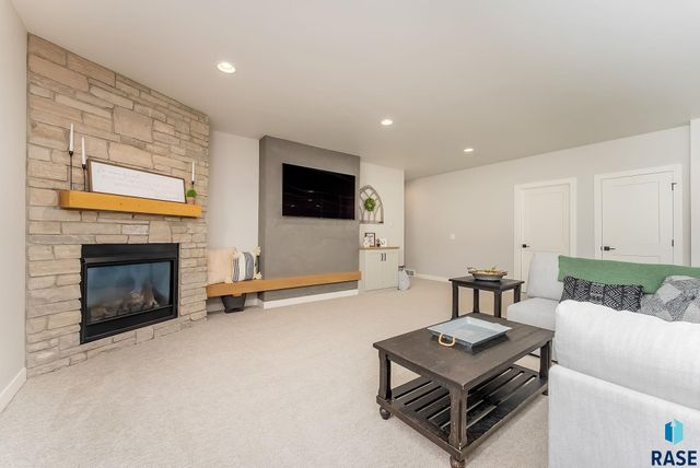 8216 E Ladyslipper Cir Circle, Sioux Falls, SD 57110