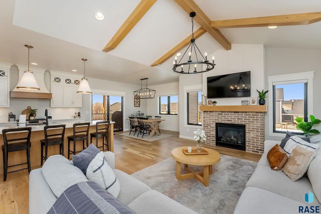 8216 E Ladyslipper Cir Circle, Sioux Falls, SD 57110