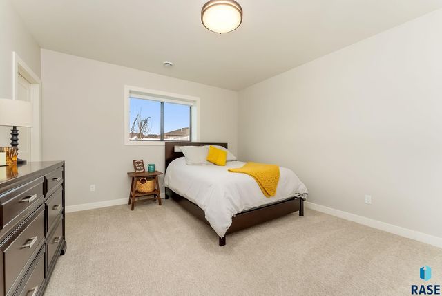 8216 E Ladyslipper Cir Circle, Sioux Falls, SD 57110