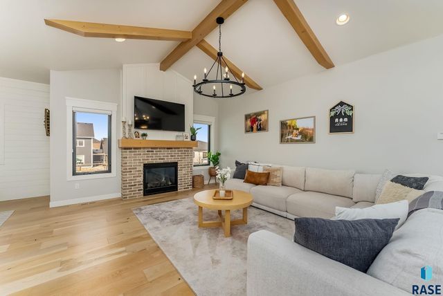 8216 E Ladyslipper Cir Circle, Sioux Falls, SD 57110