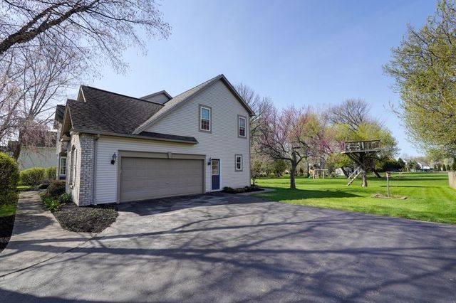 4 Splendor Wood Drive, Penfield, NY 14526