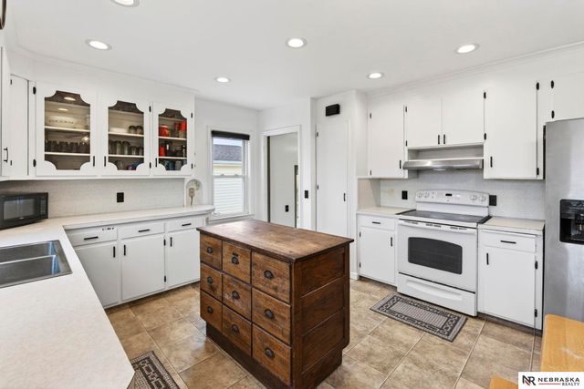 1060 County Road 21, Bennington, NE 68007