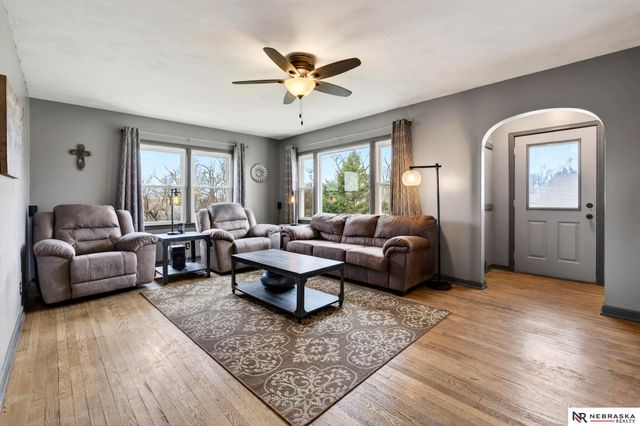 1060 County Road 21, Bennington, NE 68007