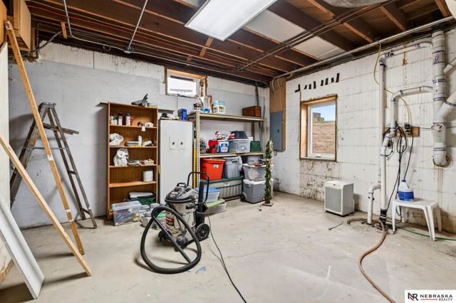 1060 County Road 21, Bennington, NE 68007