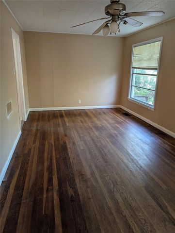 1814 Davis ST, Taylor, TX 76574