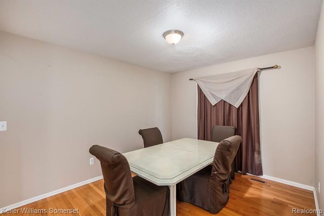 285 Indian Lake Road, Oxford, MI 48371