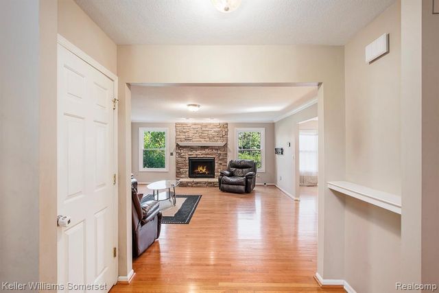 285 Indian Lake Road, Oxford, MI 48371