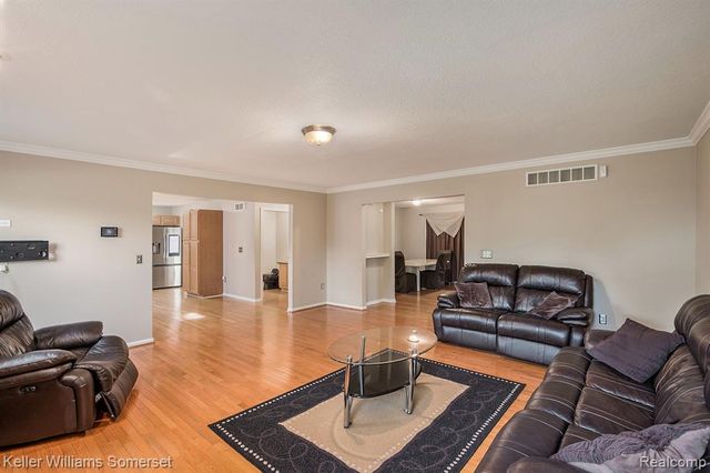 285 Indian Lake Road, Oxford, MI 48371