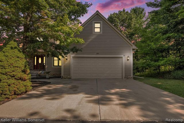 285 Indian Lake Road, Oxford, MI 48371