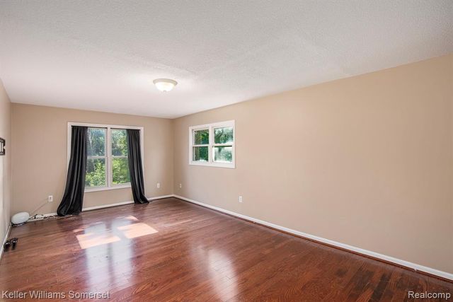 285 Indian Lake Road, Oxford, MI 48371