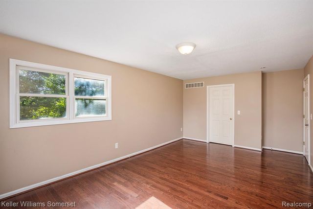 285 Indian Lake Road, Oxford, MI 48371