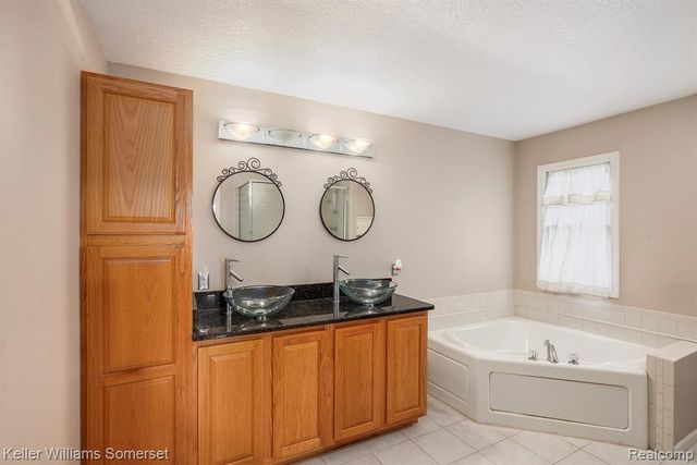 285 Indian Lake Road, Oxford, MI 48371