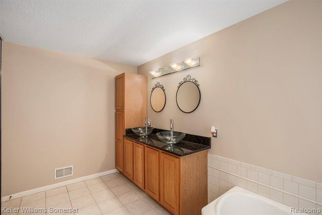 285 Indian Lake Road, Oxford, MI 48371