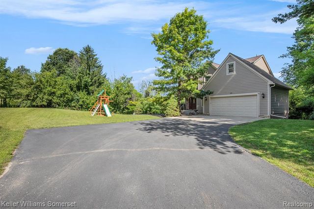285 Indian Lake Road, Oxford, MI 48371