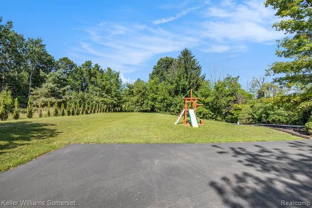 285 Indian Lake Road, Oxford, MI 48371