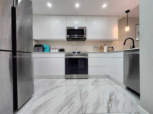 3725 S Ocean Drive 425, Hollywood, FL 33019