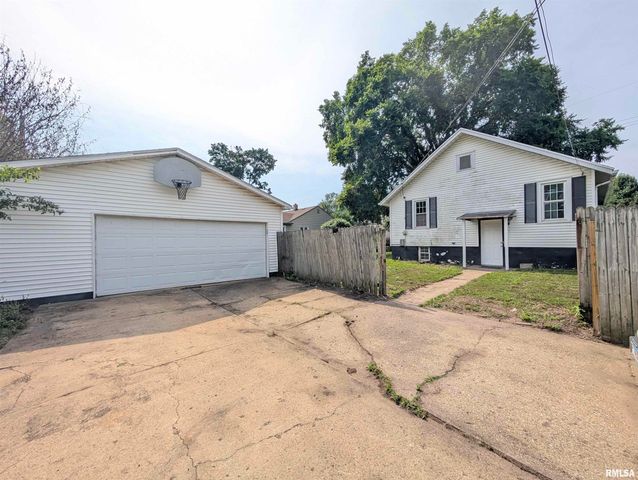 1401 MARKET Street, Pekin, IL 61554