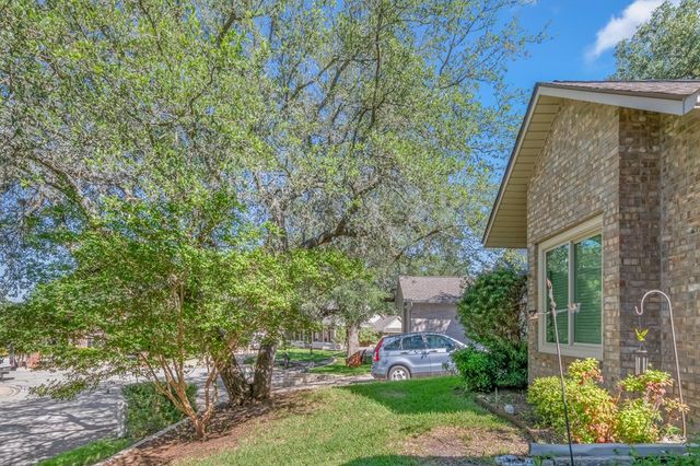 225 Los Cedros Loop, Kerrville, TX 78028