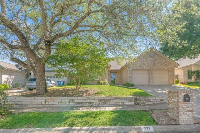 225 Los Cedros Loop, Kerrville, TX 78028