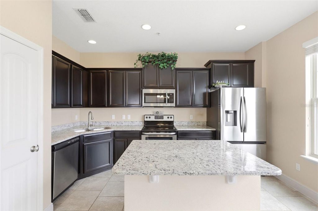 Image 23 of property listing at 10558 GREEN IVY LANE, Orlando, FL 32832