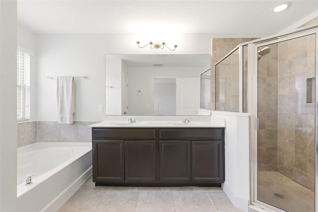Image 5 of property listing at 10558 GREEN IVY LANE, Orlando, FL 32832