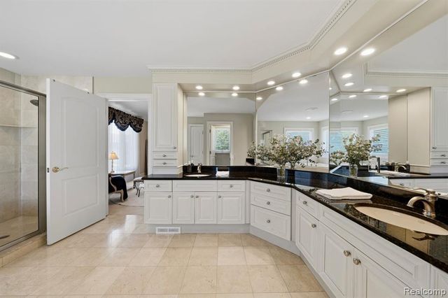 187 Greenan Lane, Lake Orion, MI 48362