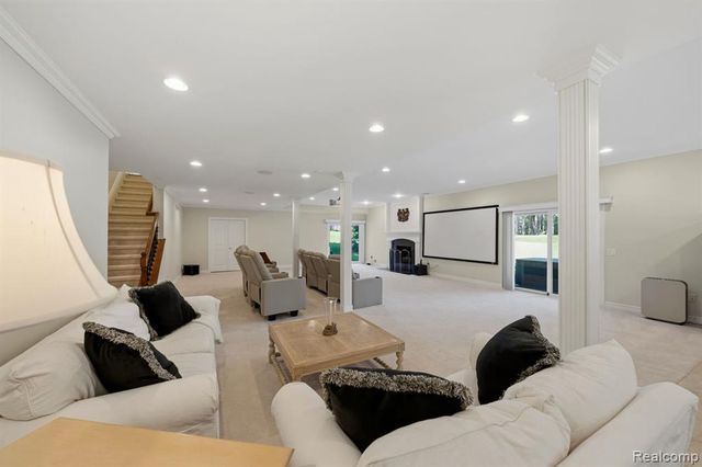 187 Greenan Lane, Lake Orion, MI 48362