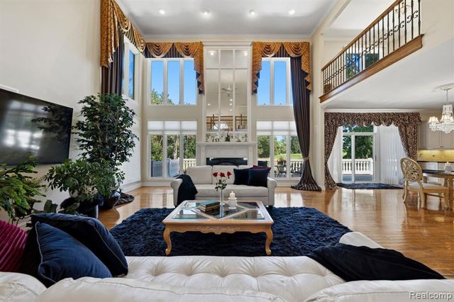 187 Greenan Lane, Lake Orion, MI 48362