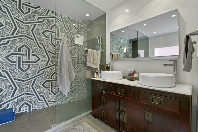 335 W Evergreen Avenue, Chicago, IL 60610