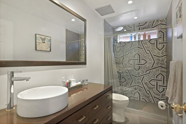 335 W Evergreen Avenue, Chicago, IL 60610