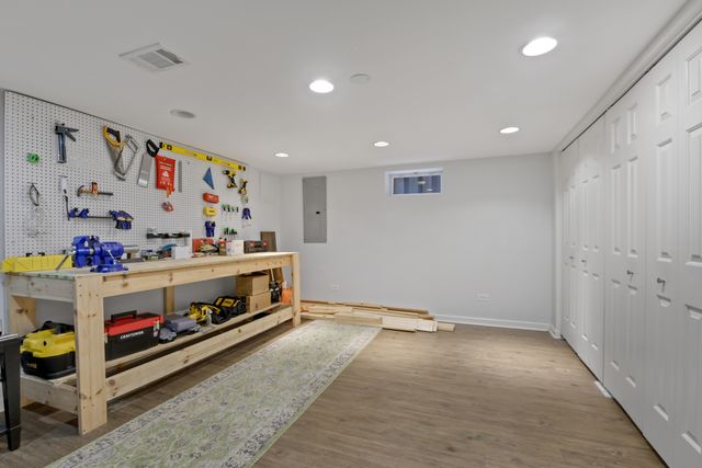 335 W Evergreen Avenue, Chicago, IL 60610