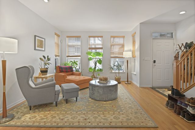 335 W Evergreen Avenue, Chicago, IL 60610