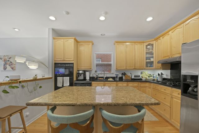 335 W Evergreen Avenue, Chicago, IL 60610