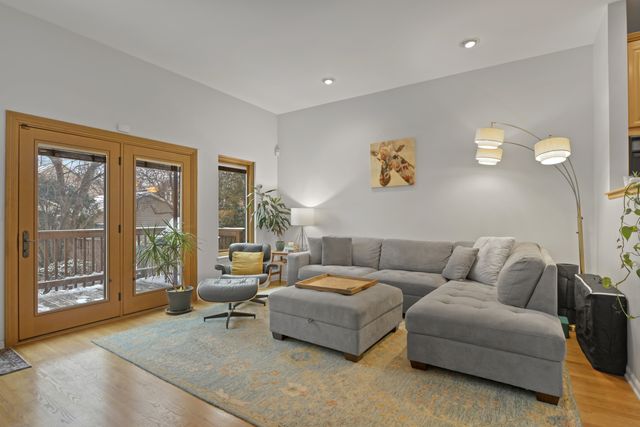 335 W Evergreen Avenue, Chicago, IL 60610