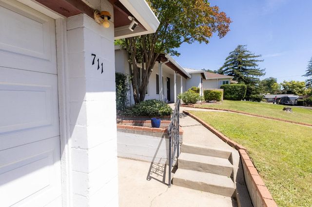 711 Vinewood Ave, Roseville, CA 95678