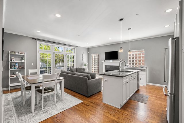 1123 W Grace Street 1E, Chicago, IL 60613
