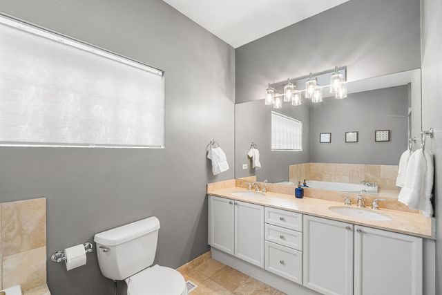 1123 W Grace Street 1E, Chicago, IL 60613